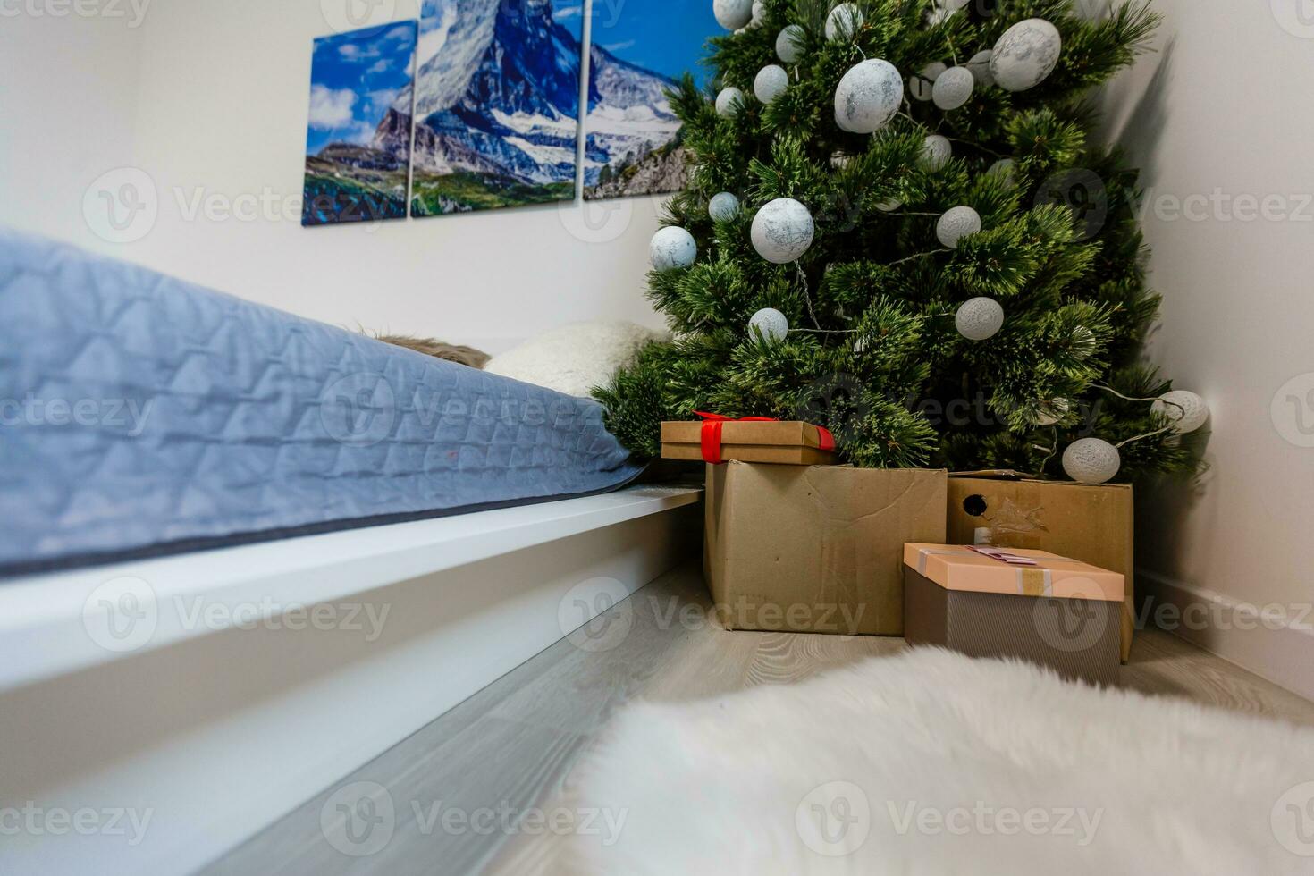 Design Zimmer mit Weihnachten Tanne und das Bett. Innere Land Stil foto