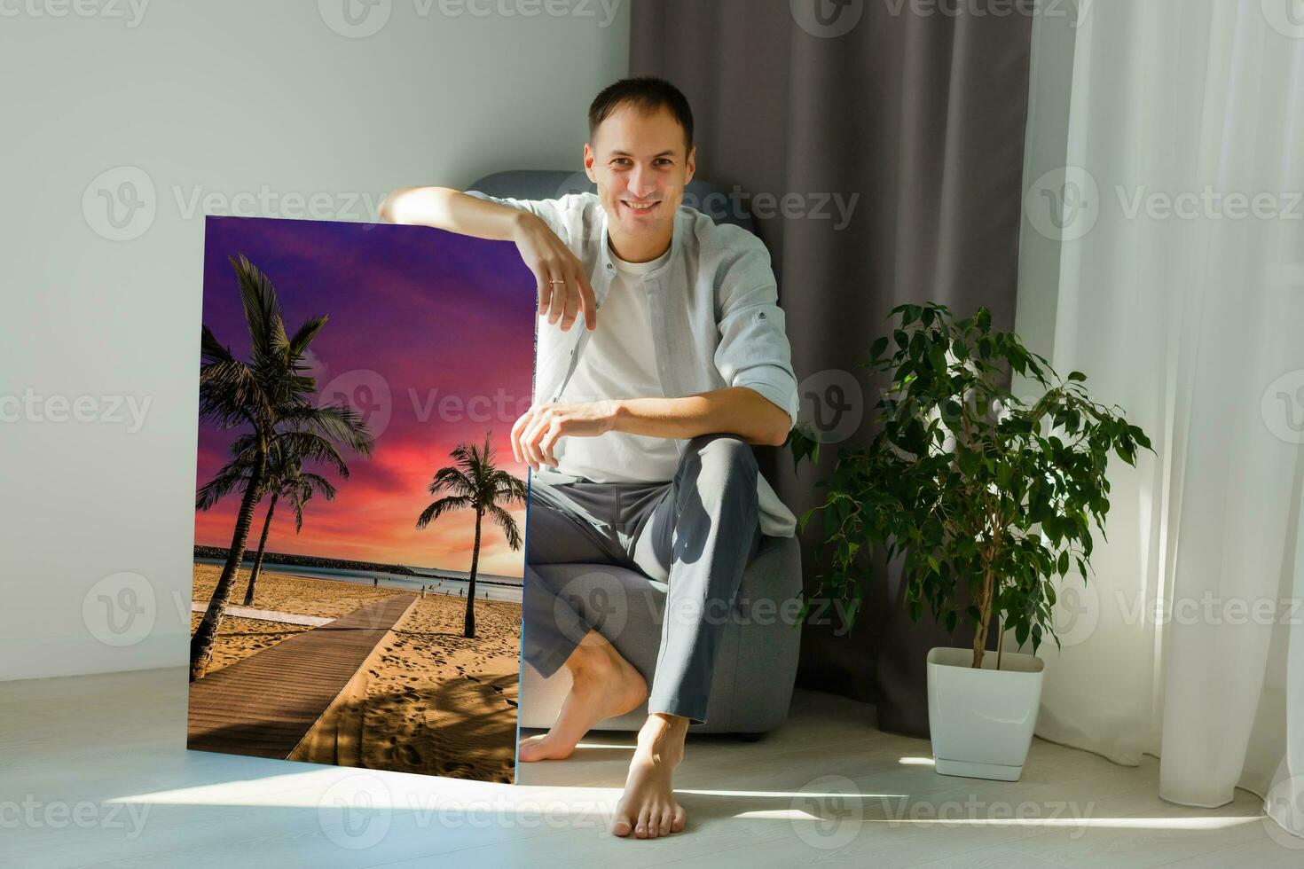 Mann hält Foto Segeltuch beim Zuhause