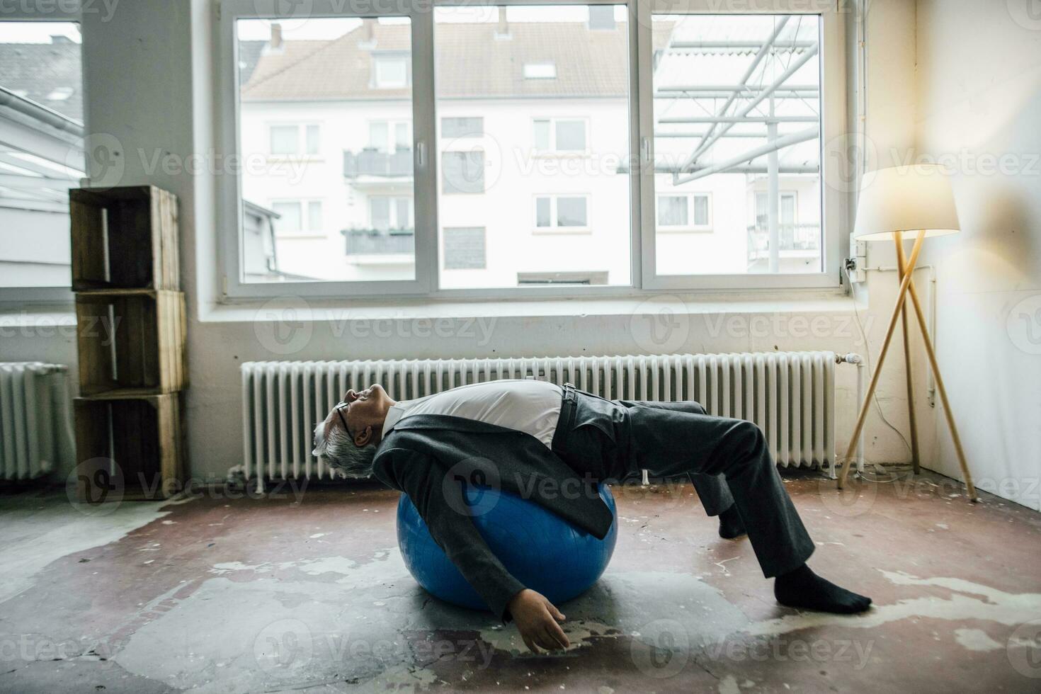 Senior Geschäftsmann Lügen auf Fitness Ball foto