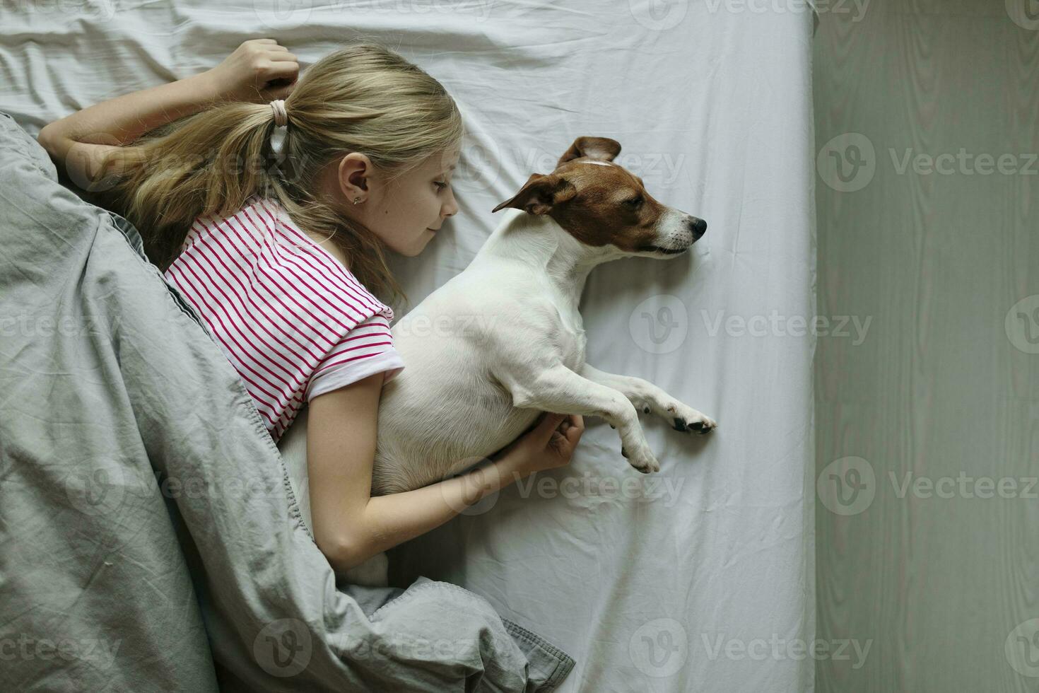 blond Mädchen Lügen auf Bett mit ihr Hund Schlafen, oben Aussicht foto