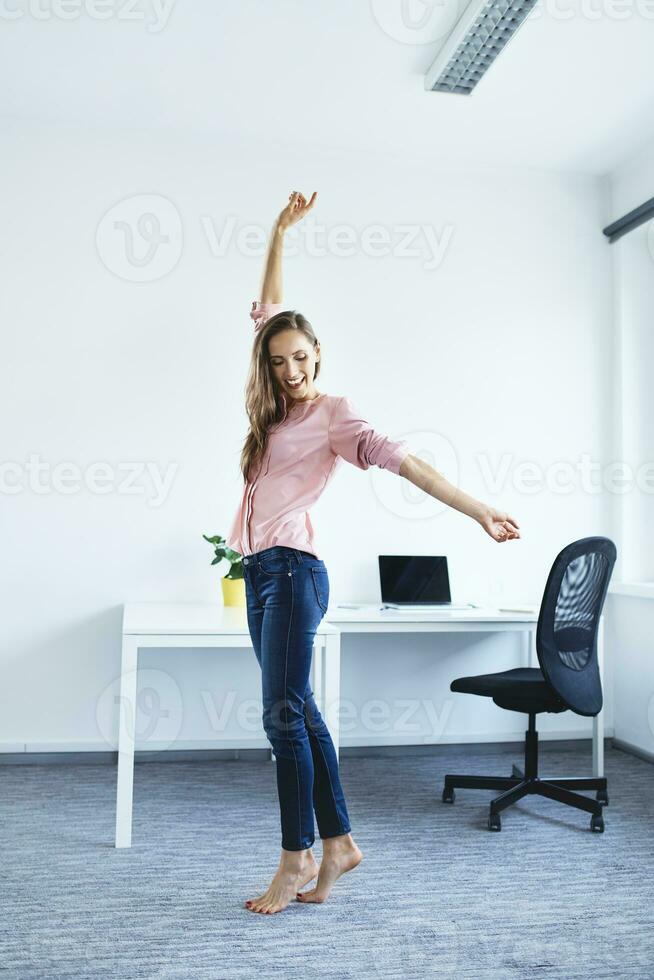 heiter jung Frau Stehen im Büro foto