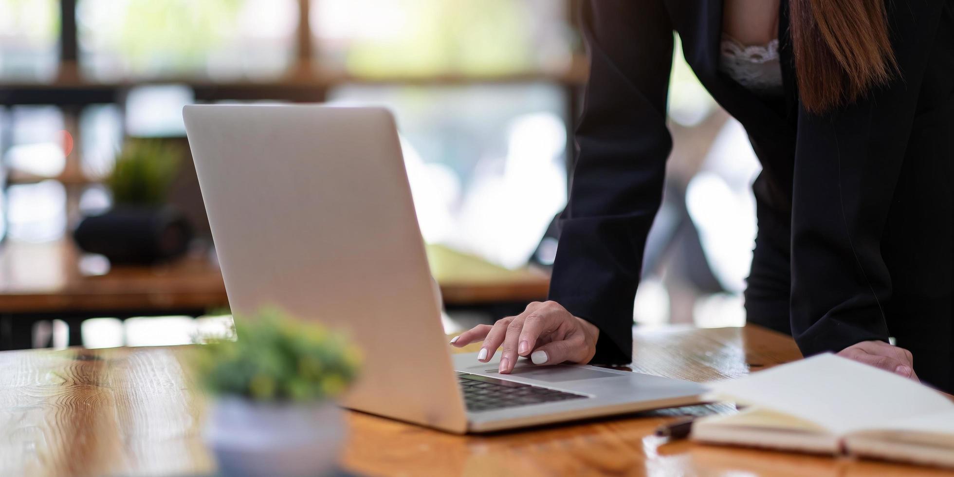 Frau mit Laptop im Büro hautnah foto