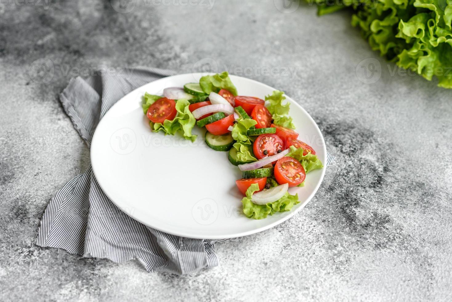 frischer leckerer Salat mit Gemüse foto