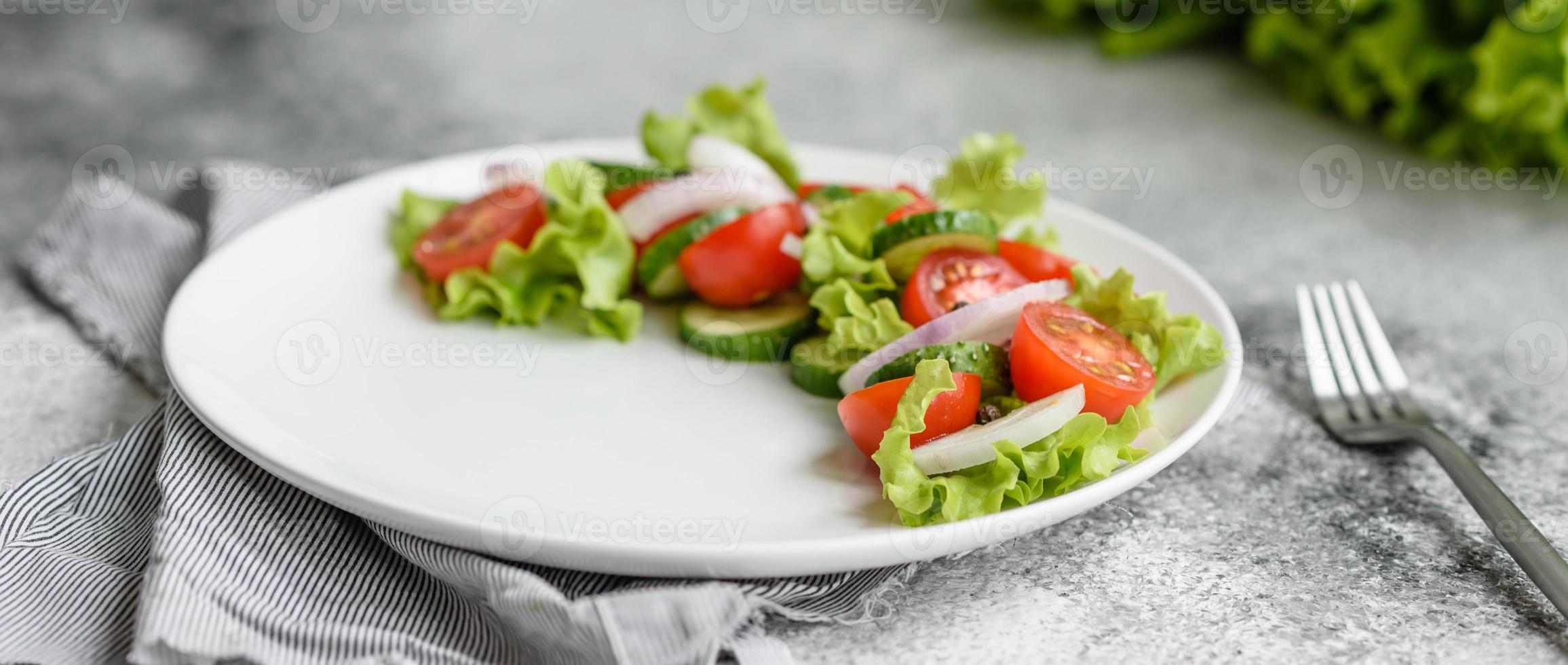 frischer leckerer Salat mit Gemüse foto