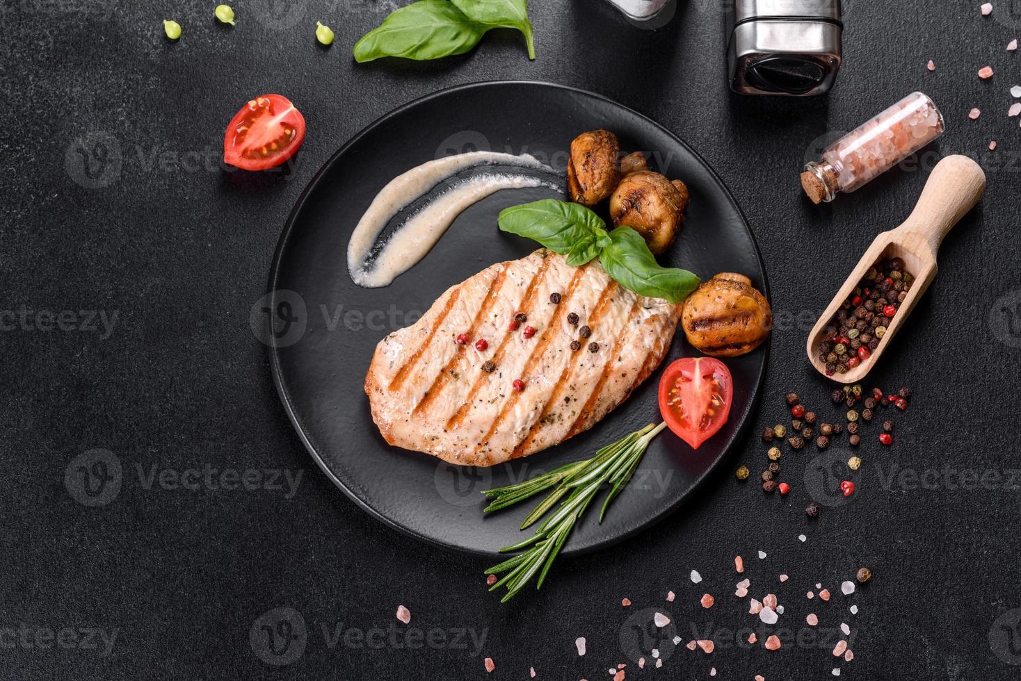 leckeres gebackenes Rindersteak mit Gemüse, Pommes und Gewürzen foto