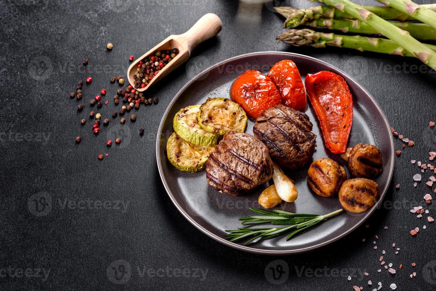 leckeres gebackenes Rindermedaillon mit Gemüse, Pilzen und Gewürzen foto