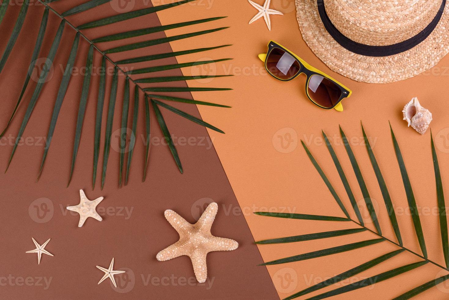 Strandaccessoires, Brille und Hut mit Muscheln und Seesternen auf farbigem Hintergrund. Sommer Hintergrund foto