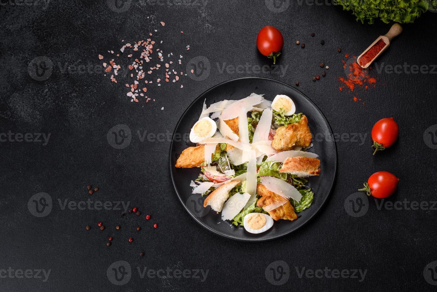 leckerer frischer Caesar Salat mit Hühnerfleisch, Paniermehl, Tomaten und Salatblättern foto