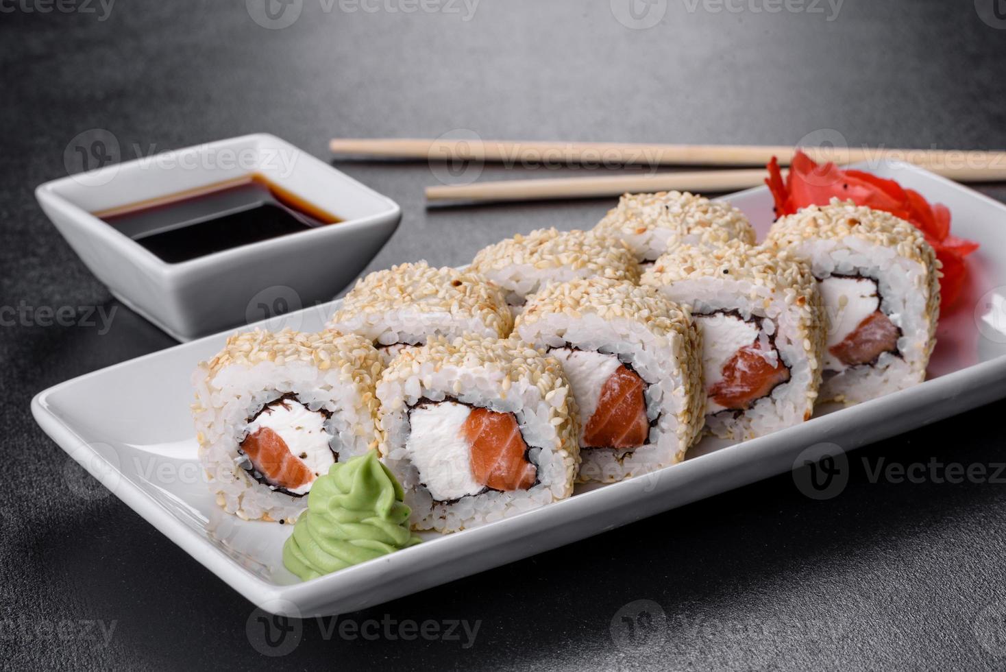 Sushi Roll Sushi mit Garnelen, Avocado, Frischkäse, Sesam. Sushi-Menü foto
