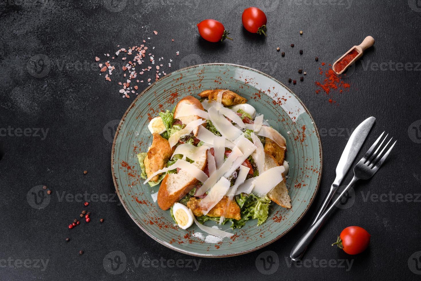 leckerer frischer Caesar Salat mit Hühnerfleisch, Paniermehl, Tomaten und Salatblättern foto