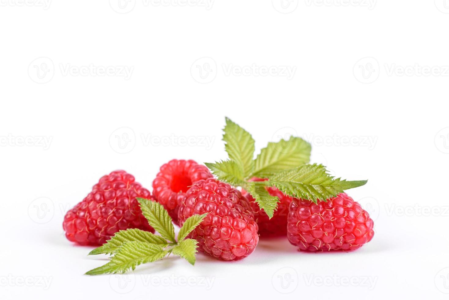 Reife Himbeeren mit Himbeerblatt auf weißem Hintergrund foto