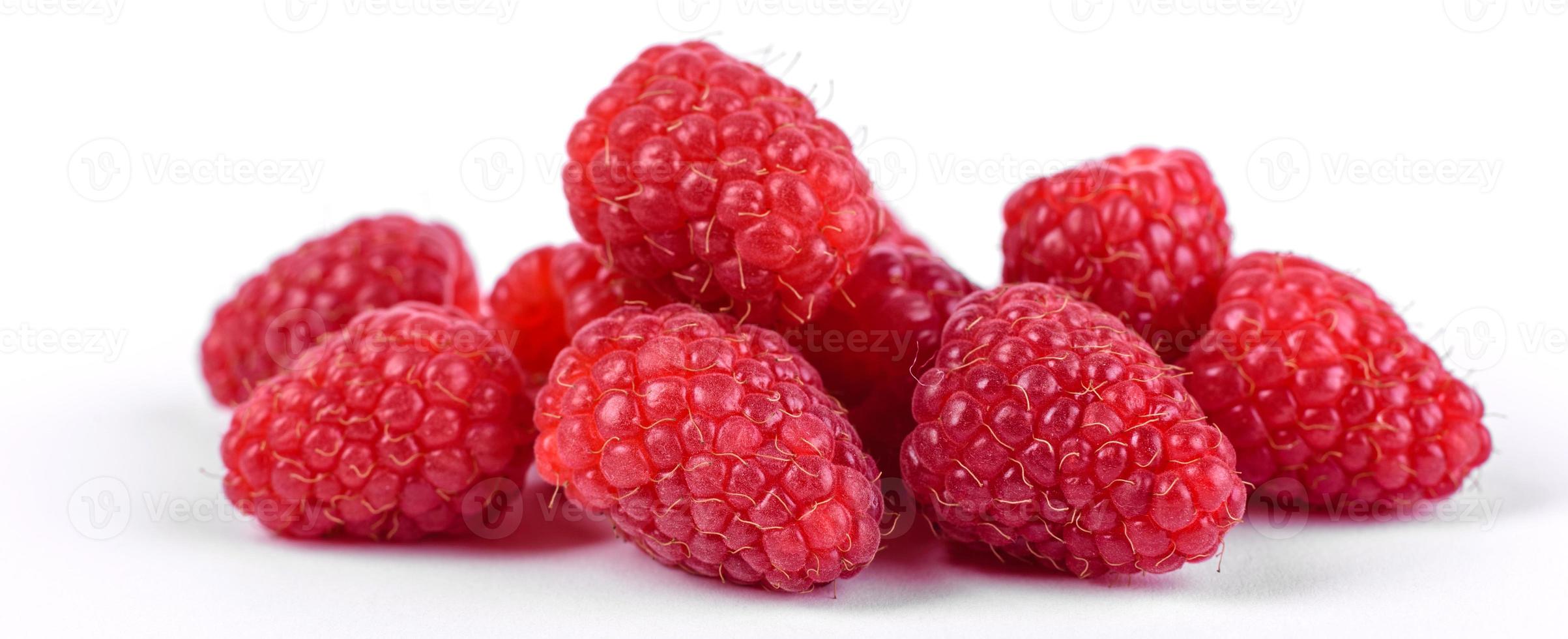 Reife Himbeeren mit Himbeerblatt auf weißem Hintergrund foto