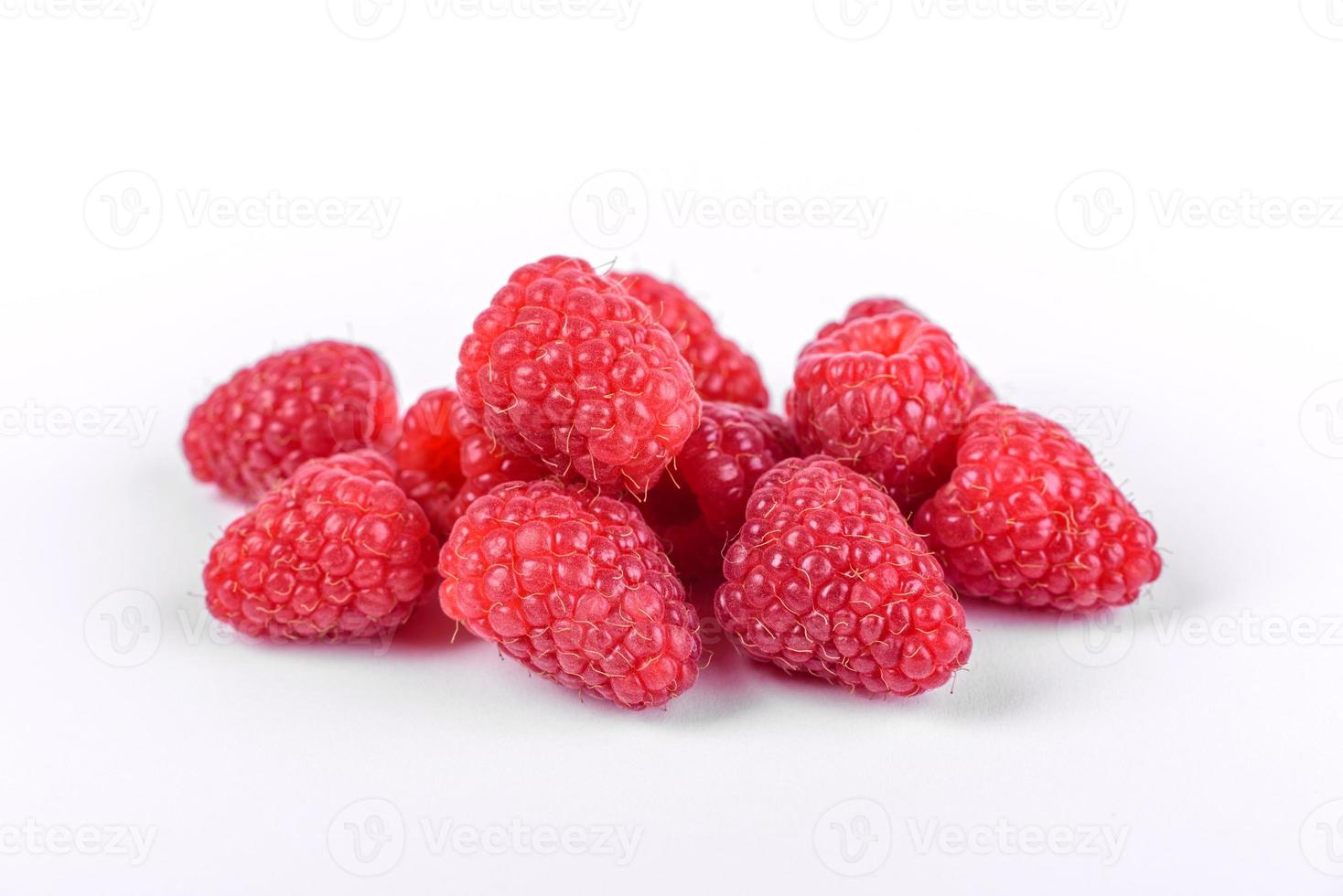 Reife Himbeeren mit Himbeerblatt auf weißem Hintergrund foto