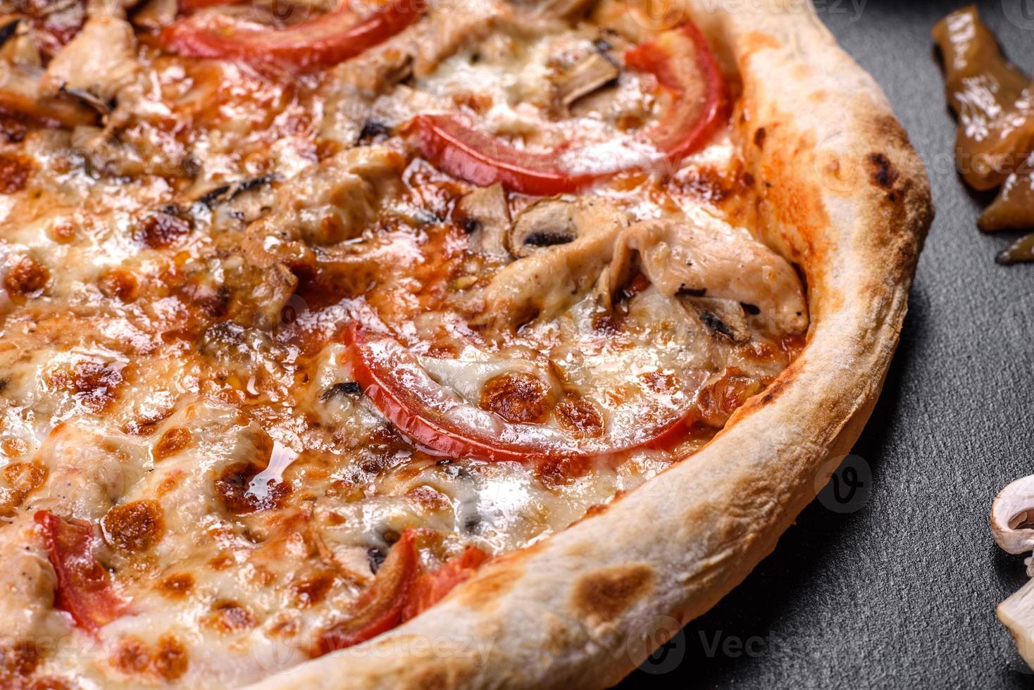 frische leckere italienische pizza mit pilzen und tomaten auf dunklem betonhintergrund foto