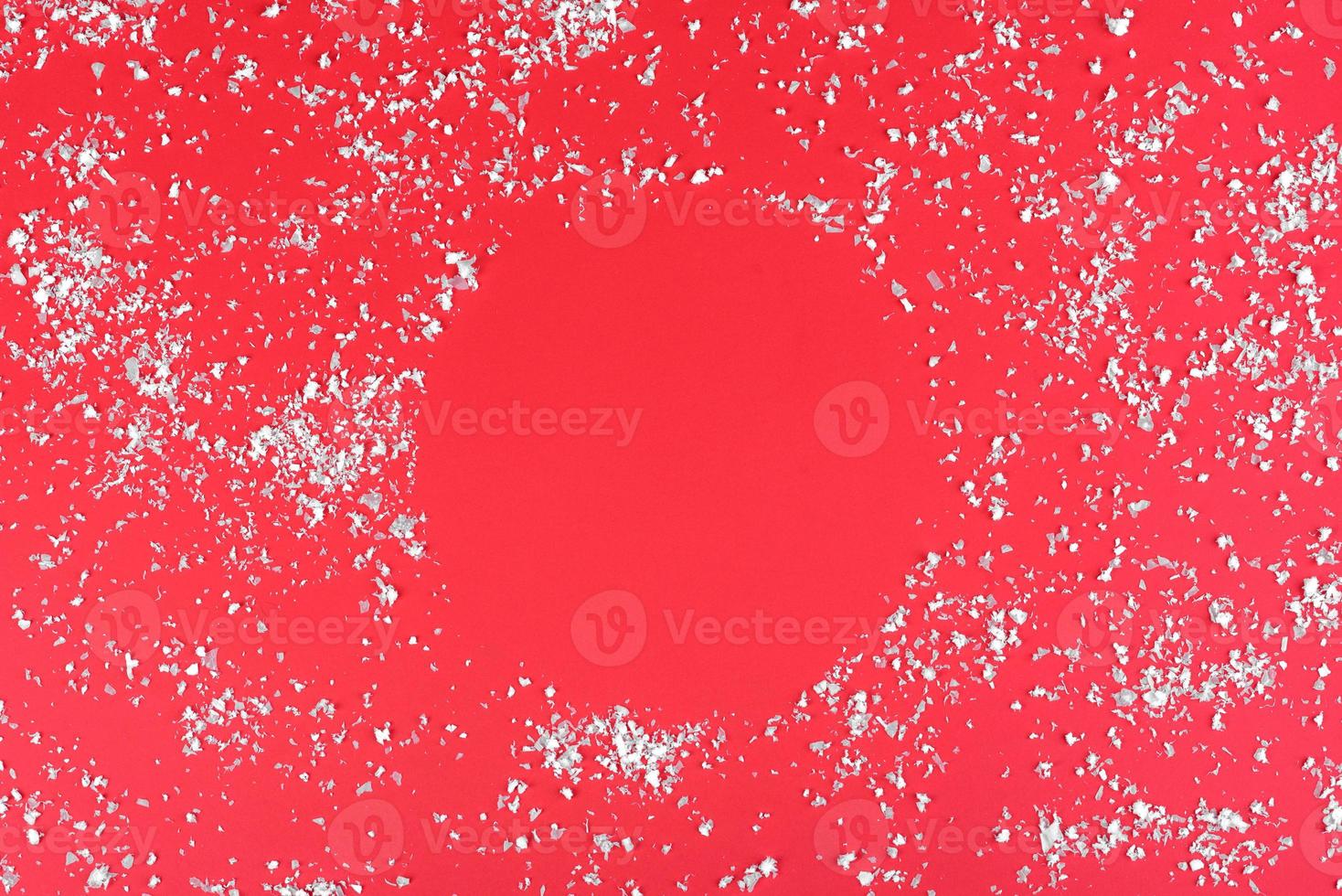 rote Weihnachtsdekorationen, Tannenzweige auf rotem Hintergrund foto