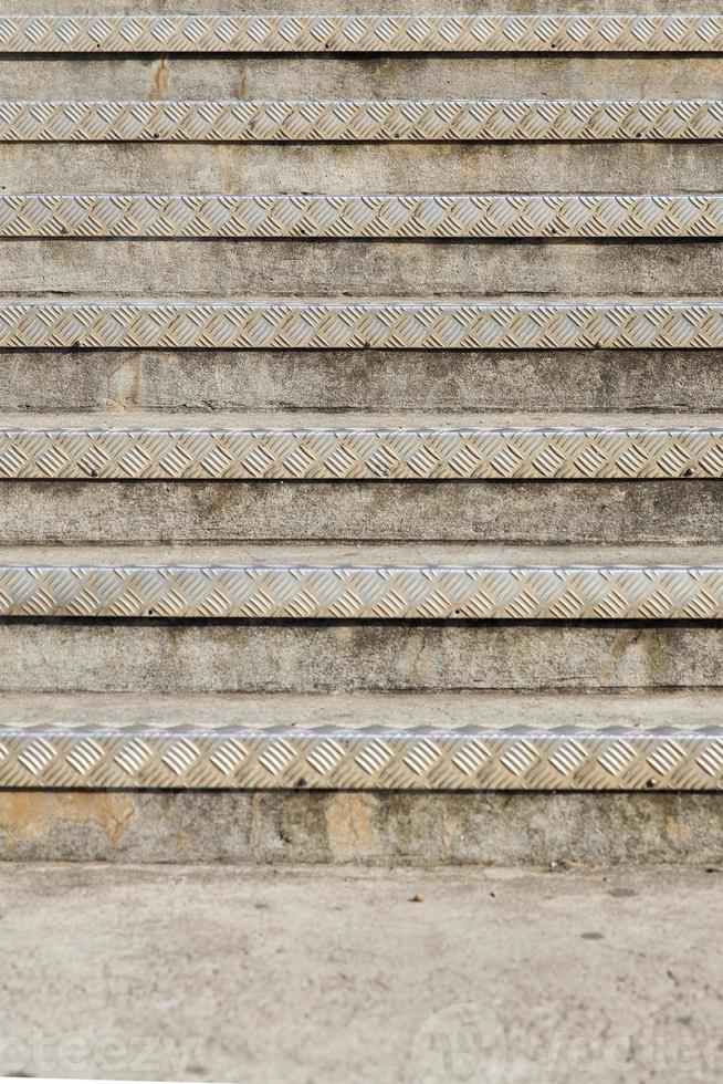 Treppe mit strukturierter Metallkante foto