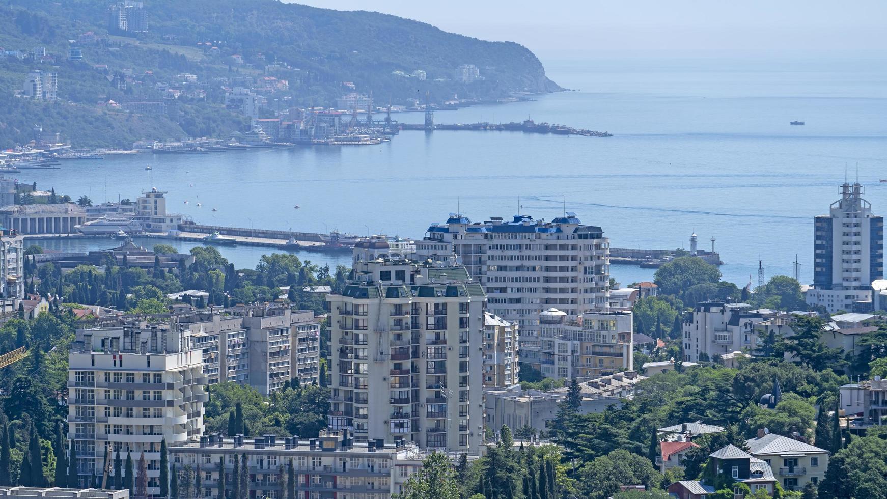 Stadtlandschaft mit Gebäuden und Architektur. yalta foto