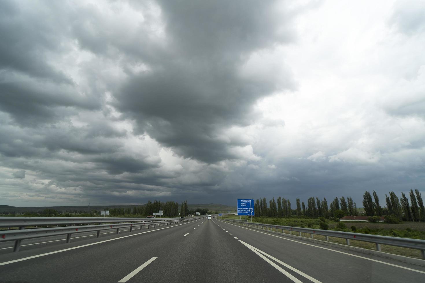 Landschaft mit Blick auf die Autobahn Tavrida auf der Krim foto