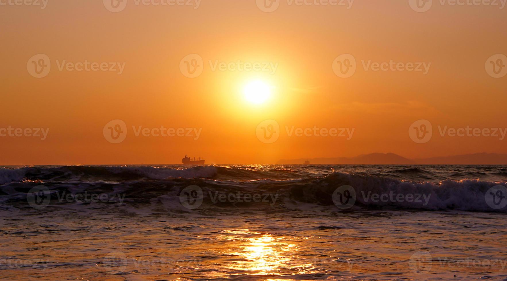 Sonnenuntergang Seehorizont Frachtschiff Silhouette Landschaft. foto