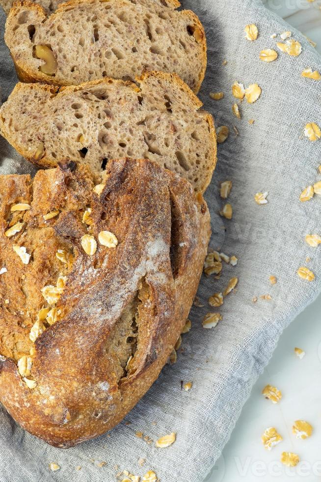 köstliches frisch gebackenes Brot auf Marmorhintergrund. gesunde Ernährung Lebensstil. foto