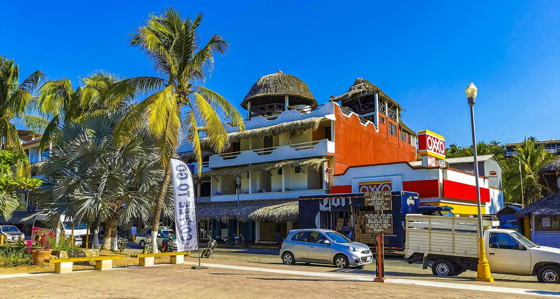 puerto escondido Oaxaca Mexiko 2023 typisch schön bunt Tourist Straße Bürgersteig Stadt puerto escondido Mexiko. foto