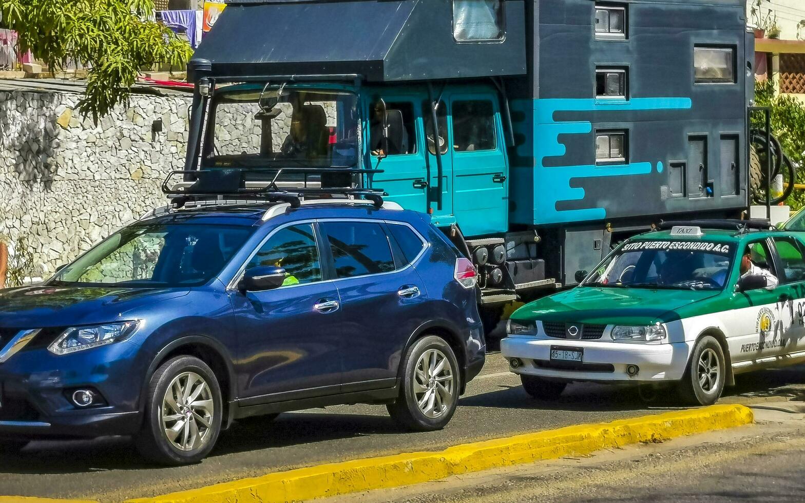 puerto escondido Oaxaca Mexiko 2023 typisch schön bunt Tourist Straße Bürgersteig Stadt puerto escondido Mexiko. foto