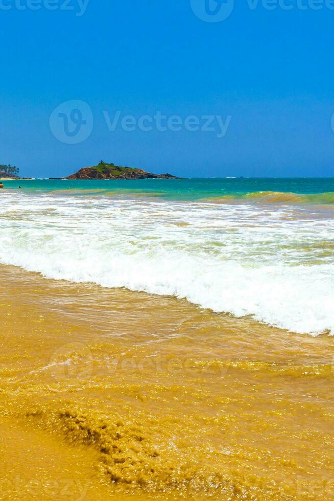 schön Paradies tropisch Strand Wellen Palmen Mirissa Strand sri lanka. foto