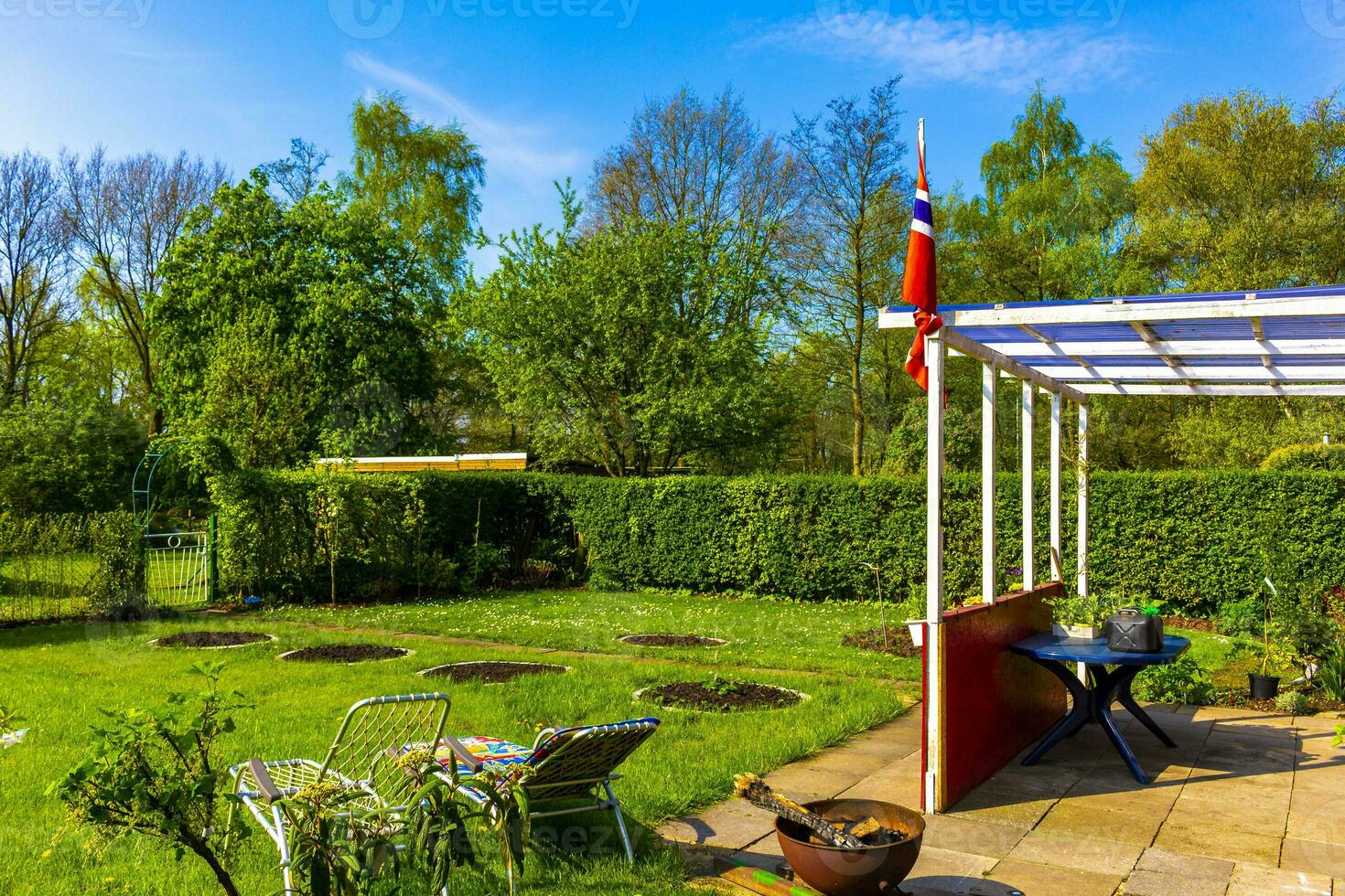 grüner garten mit rotem gartenhaus im norwegischen stil deutschland. foto