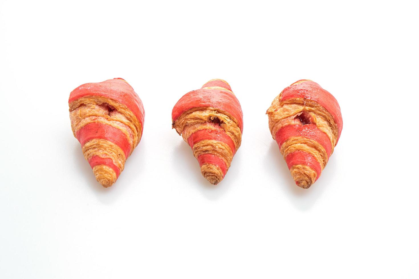 frisches Croissant mit Erdbeermarmelade-Sauce isoliert auf weißem Hintergrund foto