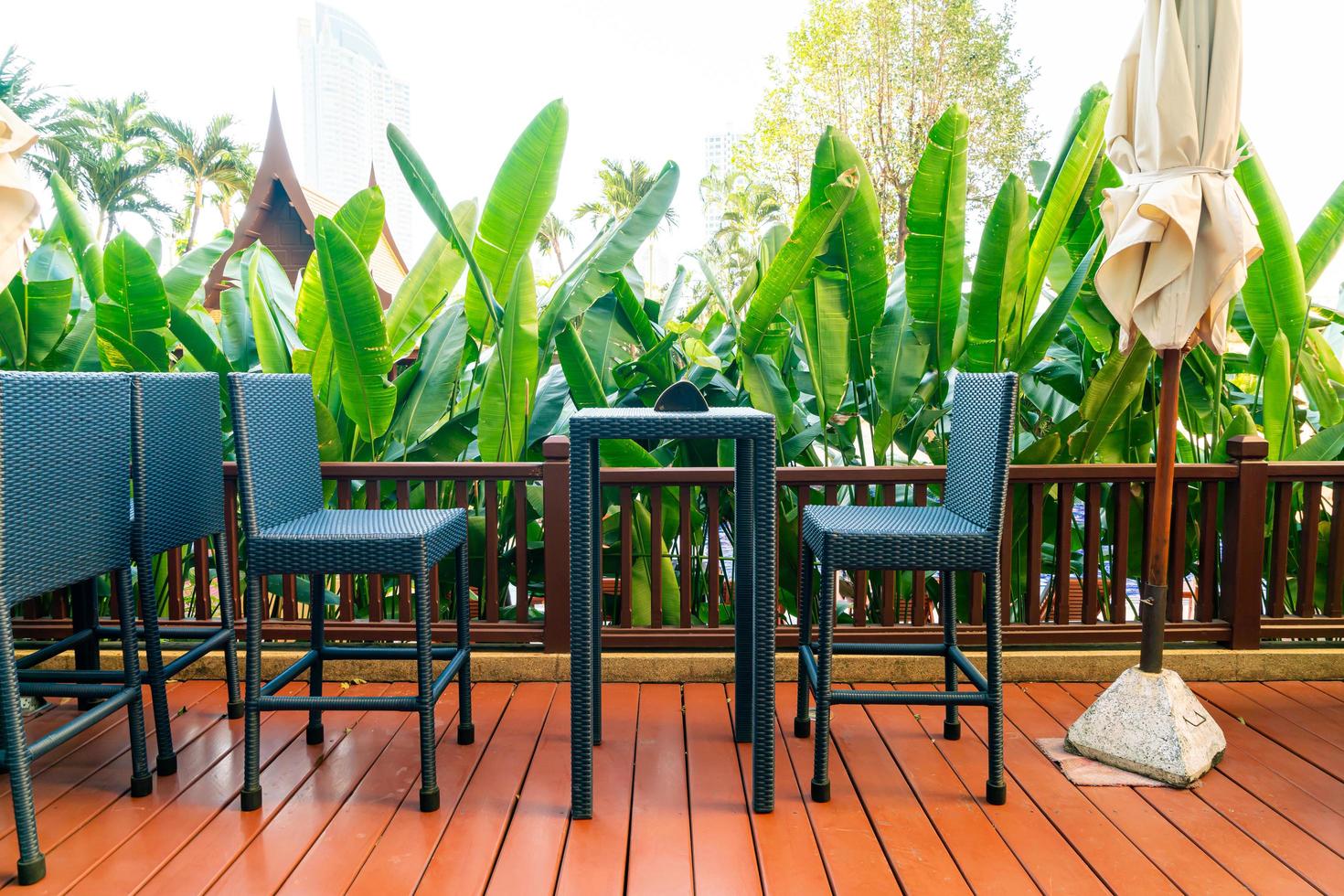 leere Terrasse und Stuhl auf dem Balkon foto