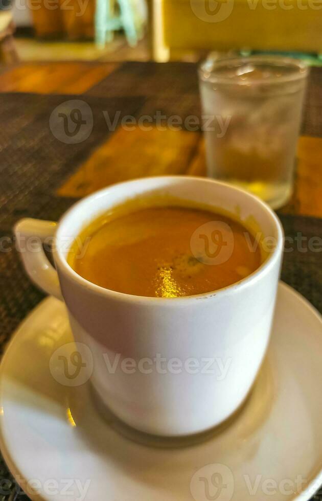 Tasse von Americano schwarz Kaffee im Restaurant Cafe im Mexiko. foto