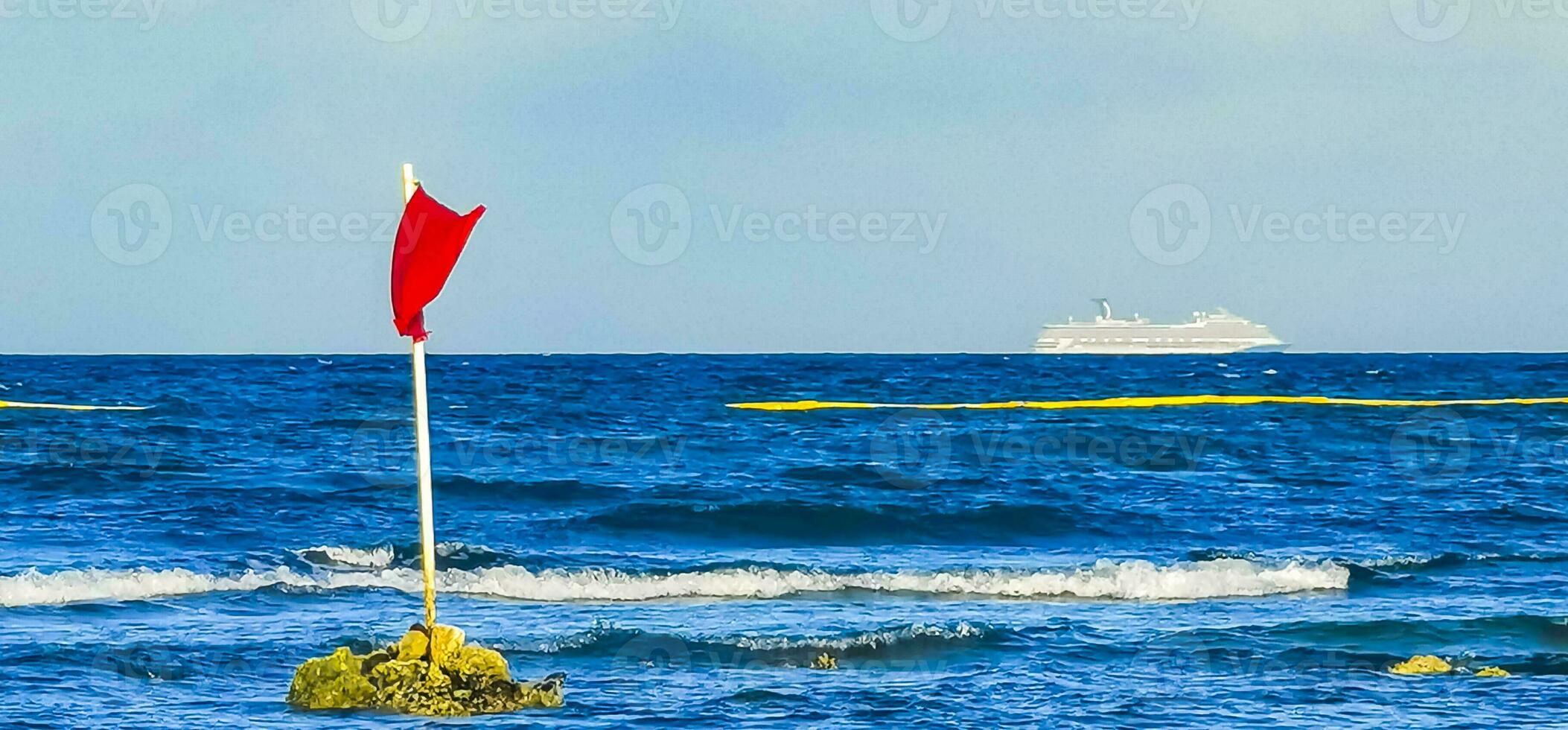 rote flagge schwimmen verboten hohe wellen playa del carmen mexiko. foto