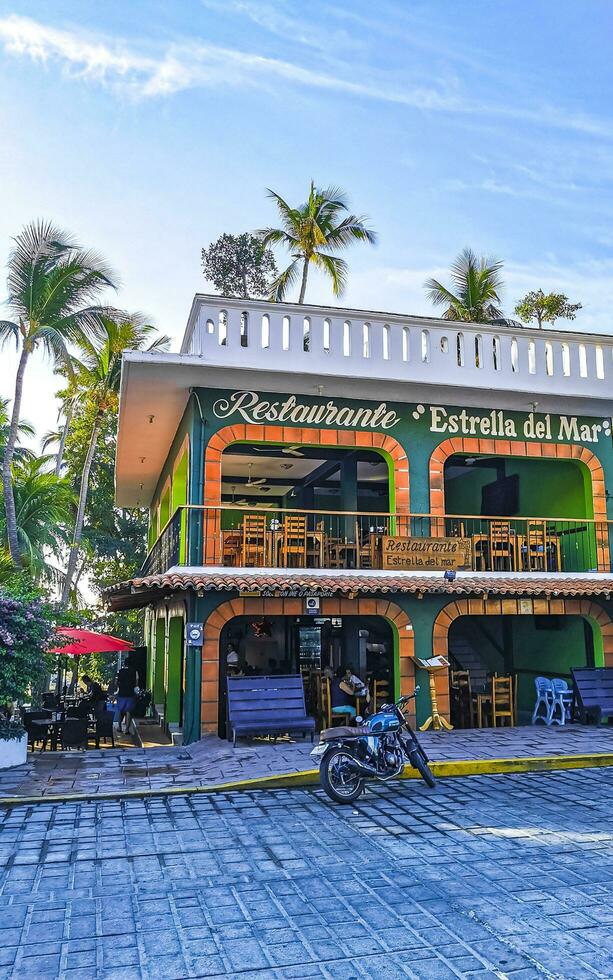 puerto escondido Oaxaca Mexiko 2023 typisch schön bunt Tourist Straße Bürgersteig Stadt puerto escondido Mexiko. foto