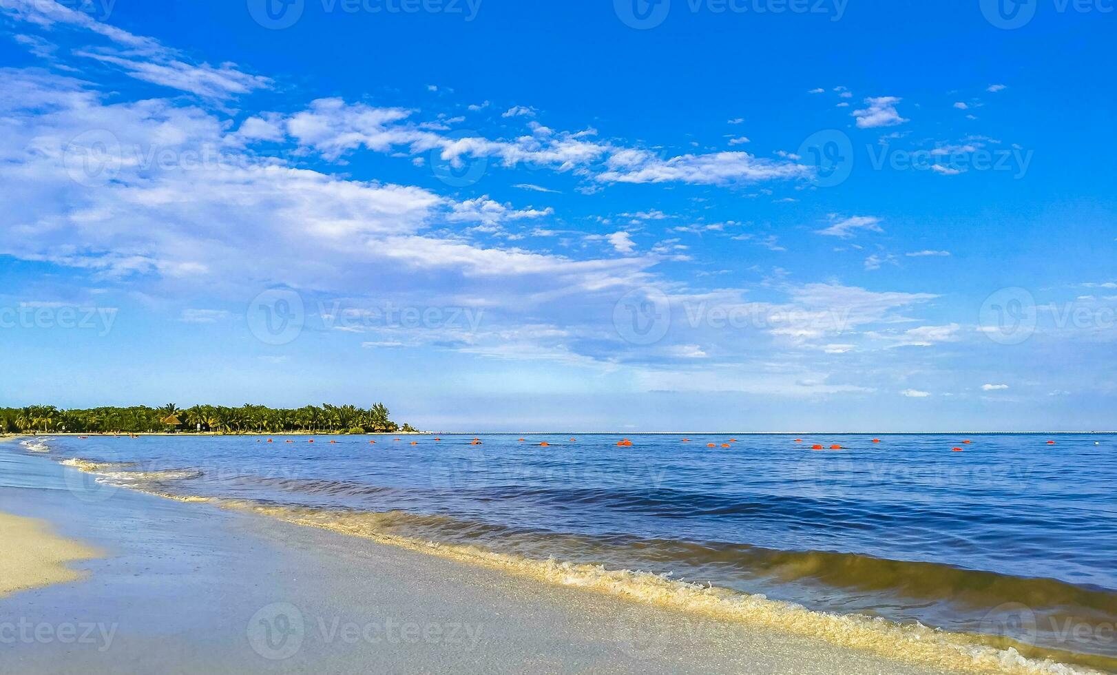 tropischer mexikanischer Strand klares türkisfarbenes Wasser Playa del Carmen Mexiko. foto