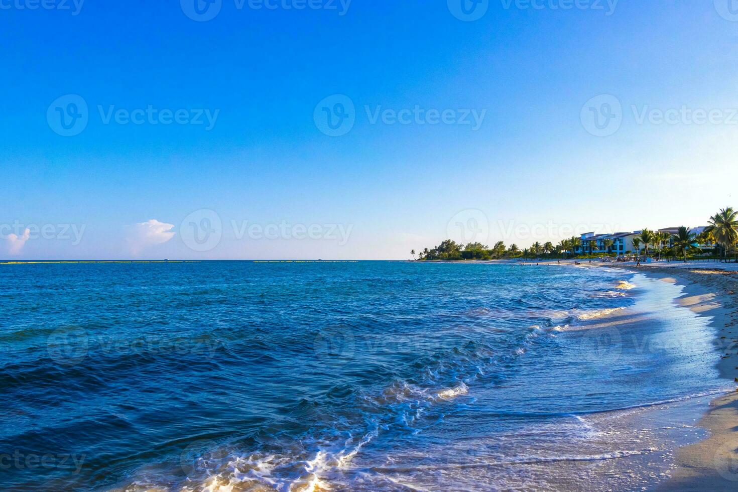 tropischer mexikanischer Strand klares türkisfarbenes Wasser Playa del Carmen Mexiko. foto