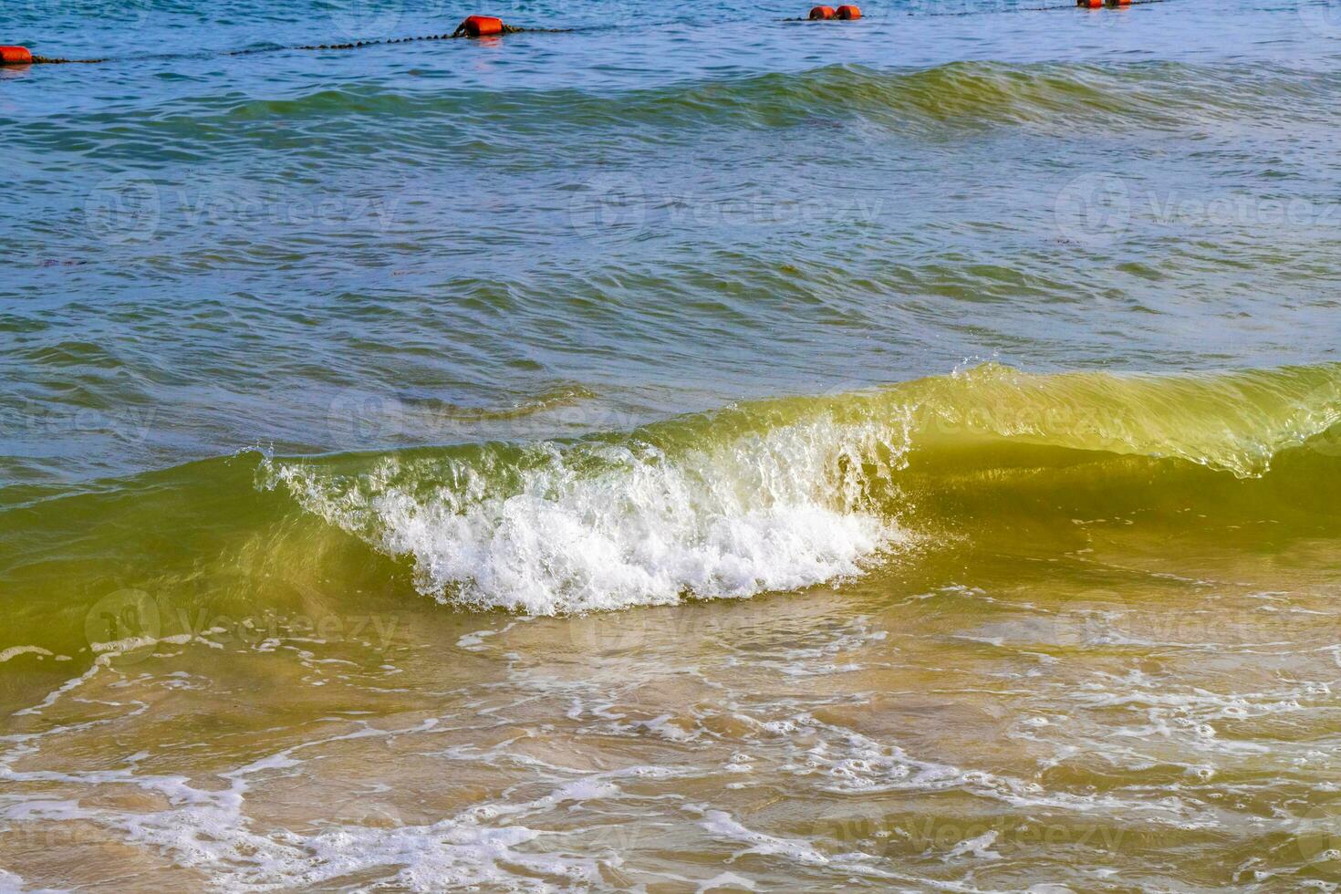 wellen am tropischen strand karibisches meer klares türkisfarbenes wasser mexiko. foto