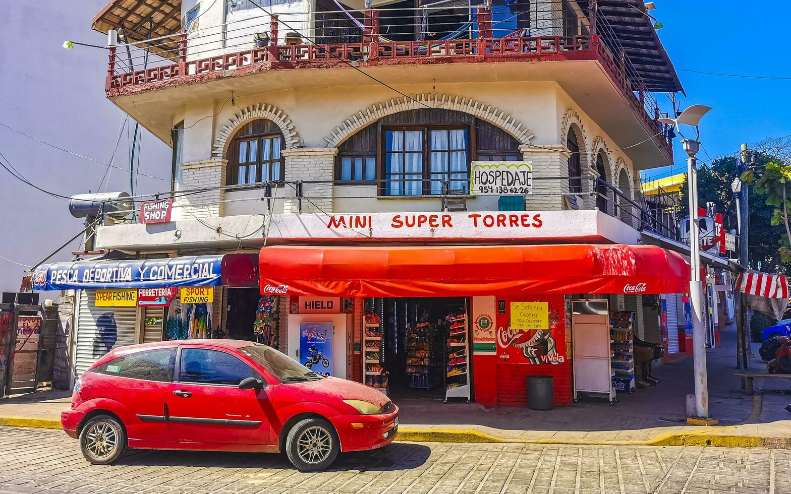 puerto escondido Oaxaca Mexiko 2023 typisch schön bunt Tourist Straße Bürgersteig Stadt puerto escondido Mexiko. foto