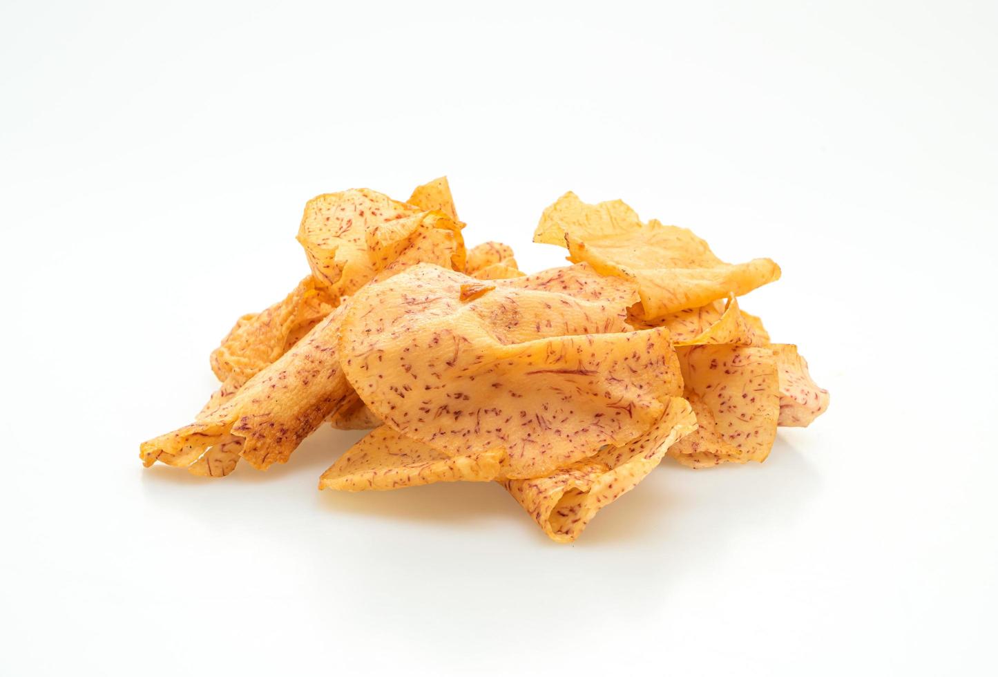 Taro-Chips isoliert auf weißem Hintergrund foto