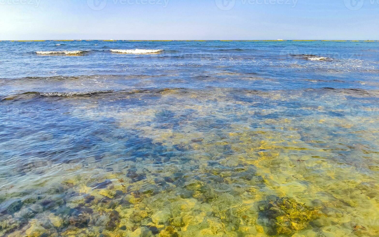 steine felsen korallen türkis grün blau wasser am strand mexiko. foto