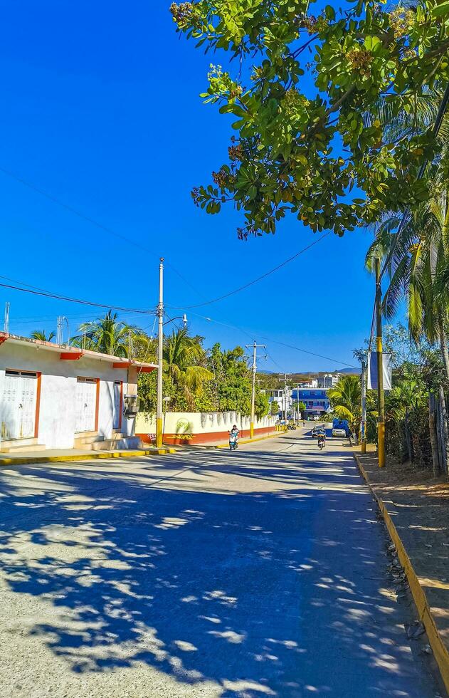 puerto escondido Oaxaca Mexiko 2023 typisch schön bunt Tourist Straße Bürgersteig Stadt puerto escondido Mexiko. foto