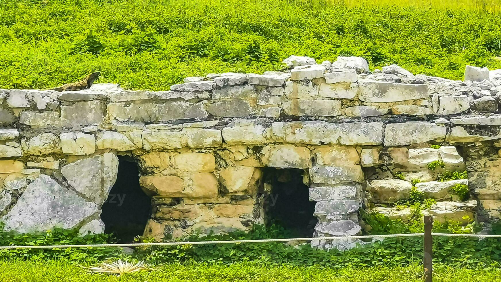 uralt Tulum Ruinen Maya Seite? ˅ Tempel Pyramiden Artefakte Landschaft Mexiko. foto