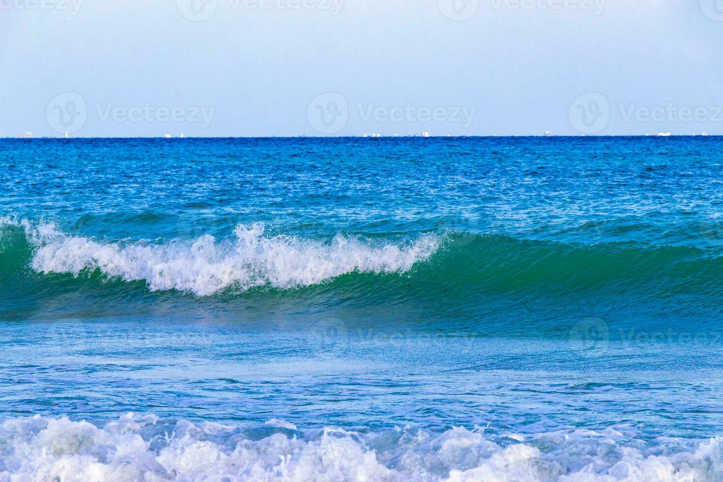 wellen am tropischen strand karibisches meer klares türkisfarbenes wasser mexiko. foto