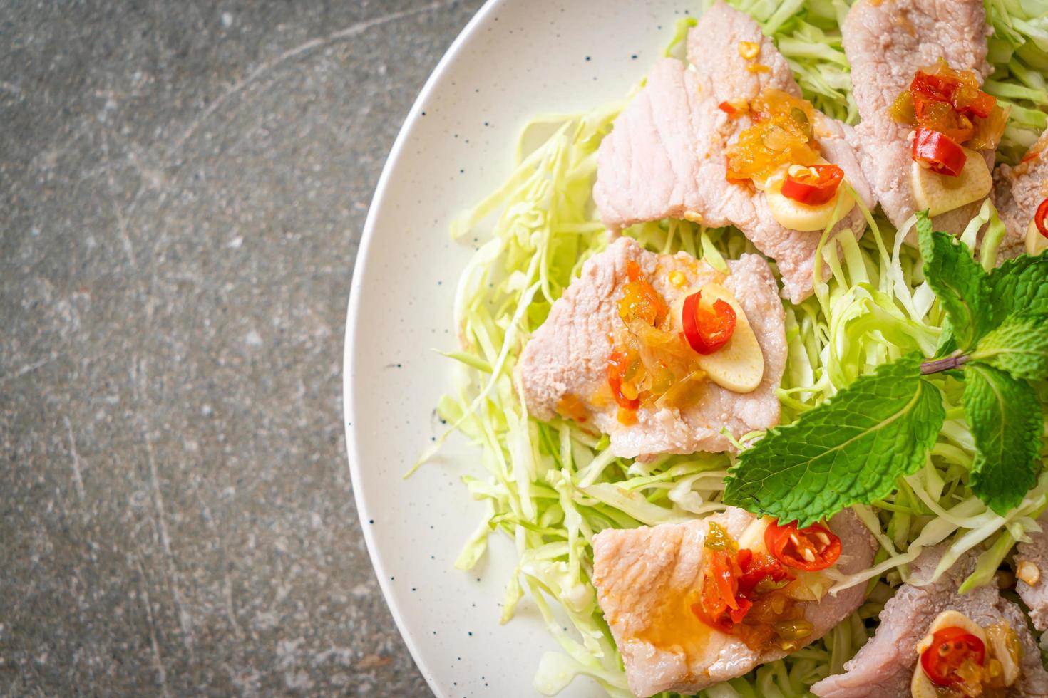 gekochtes Schweinefleisch mit Limetten-Knoblauch und Chilisauce foto