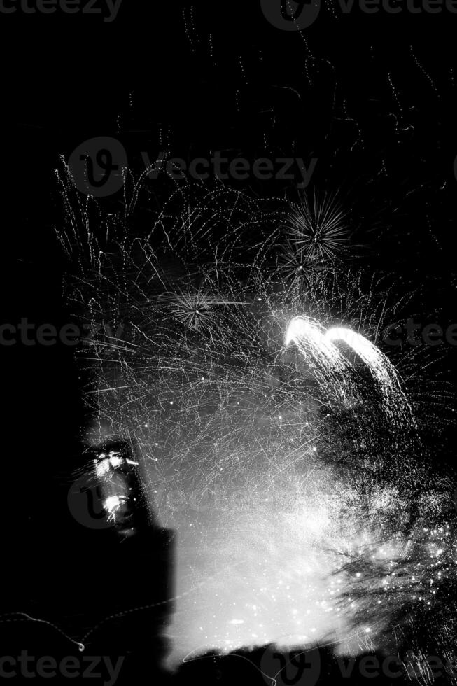 ein buntes Feuerwerk in den dunklen Nachthimmel platzen lassen foto