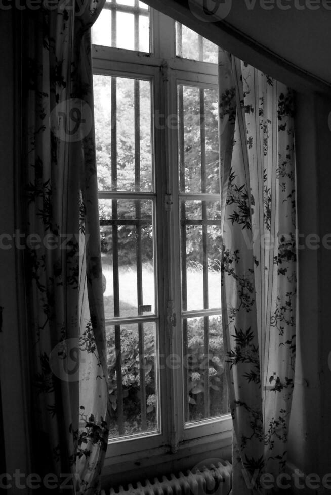 schönes Holzrahmenfenster im Altbau ohne Menschen foto