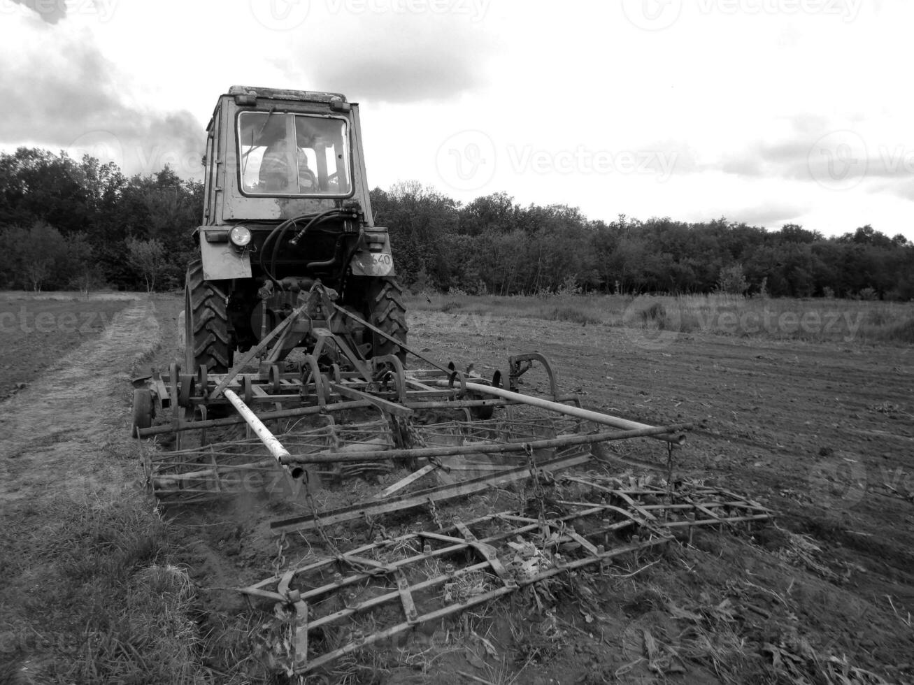 gepflügt Feld durch Traktor im schwarz Boden auf öffnen Landschaft Natur foto