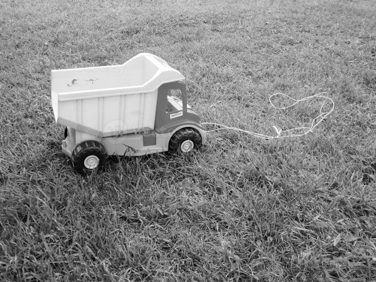 Foto zum Thema Spielzeuglastwagen aus Kunststoff für große Kinder