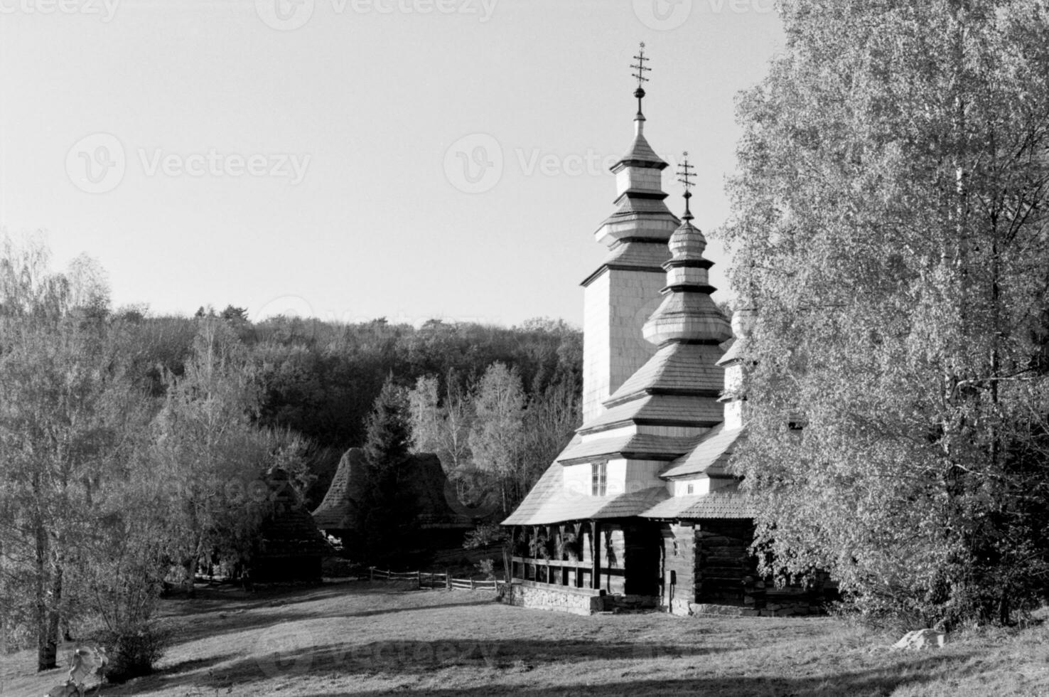 christliches Kirchenkreuz im hohen Kirchturm zum Gebet foto