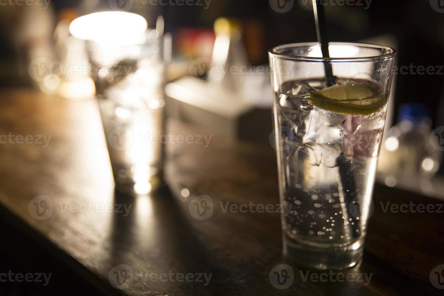 Wodka-Zitrone mit Eiswürfeln foto