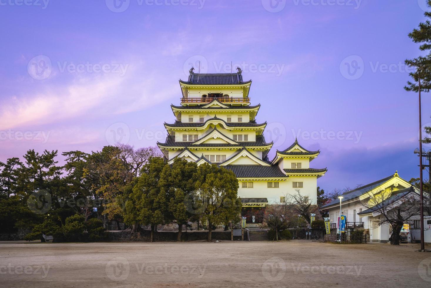 Hauptbergfried der Burg Fukuyama in Fukuyama, Japan bei Nacht foto